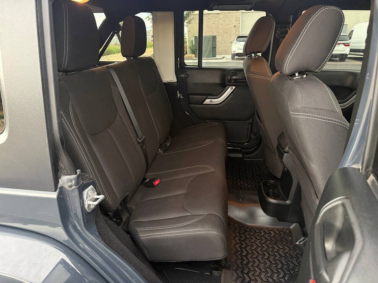 Used 2018 Jeep Wrangler Unlimited Sahara w/ Connectivity Group AWD/4WD image 24
