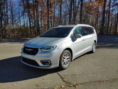 Certified 2022 Chrysler Pacifica Touring-L w/ Uconnect Theater Family Group