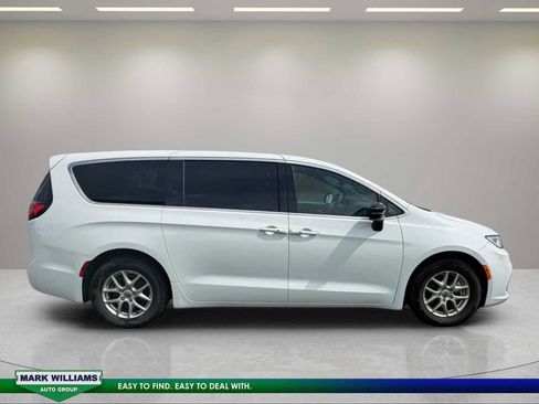Used 2025 Chrysler Pacifica Select FWD image 3