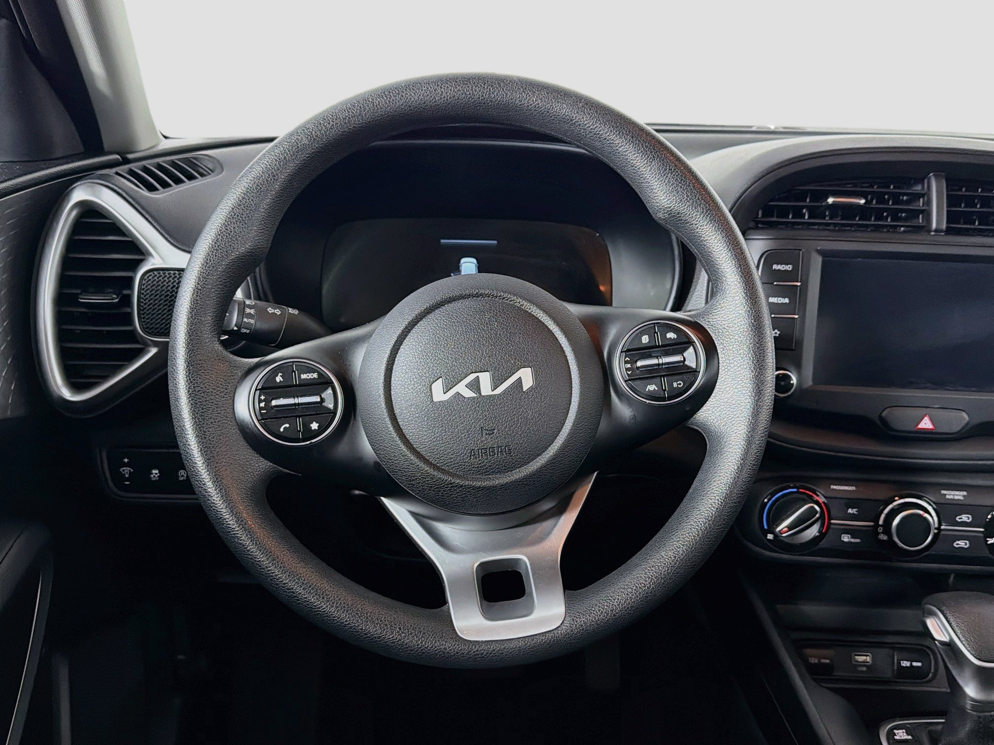 Used 2025 Kia Soul LX w/ LX Technology Package FWD image 18