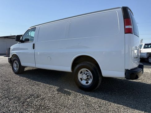 Used 2018 Chevrolet Express 2500 w/ Driver Convenience Package RWD image 9