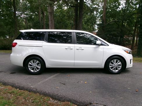 Used 2018 Kia Sedona L image 4