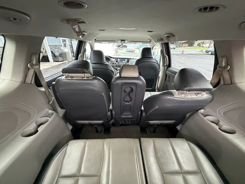 Used 2017 Kia Sedona LX w/ LX Essentials Premium Package FWD image 13