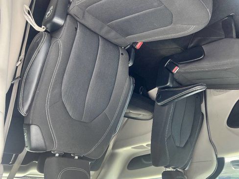 Used 2023 Chrysler Voyager LX image 5