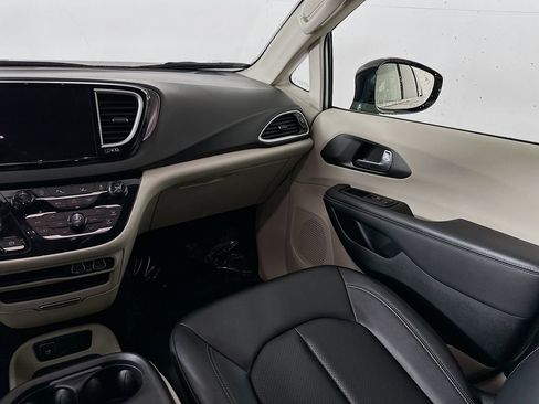 Certified 2024 Chrysler Pacifica Touring-L image 33