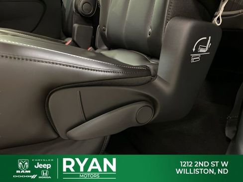 New 2026 Chrysler Pacifica Select image 60