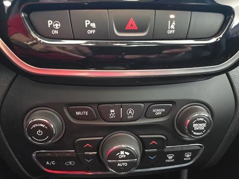 Used 2021 Jeep Cherokee Limited image 22