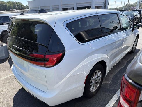 Used 2024 Chrysler Pacifica Touring-L FWD image 7