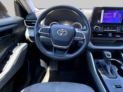 Used 2023 Toyota Highlander LE FWD image 6