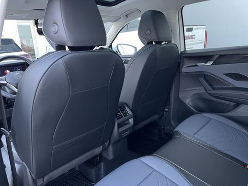 New 2025 Volkswagen Tiguan SE image 24