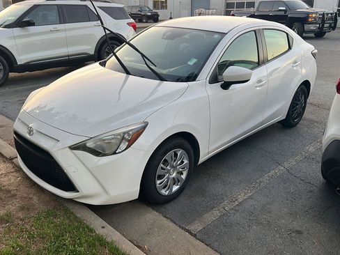 Used 2019 Toyota Yaris L image 2