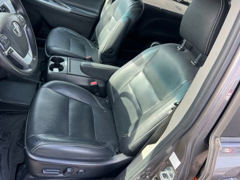 Used 2015 Toyota Sienna SE Premium image 11