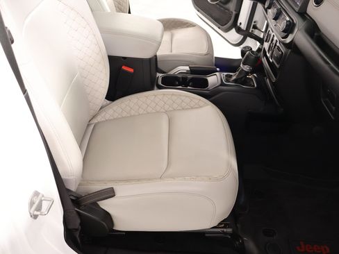 Used 2022 Jeep Gladiator Overland image 14