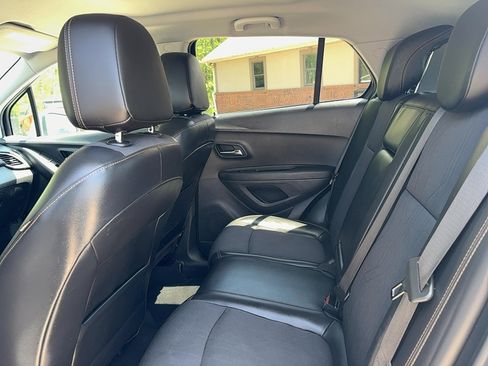 Used 2019 Chevrolet Trax LT w/ LT Convenience Package FWD image 9