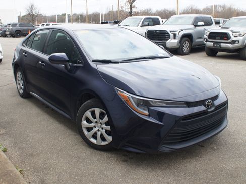 Used 2023 Toyota Corolla LE image 2