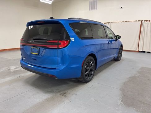 New 2026 Chrysler Pacifica Select image 7