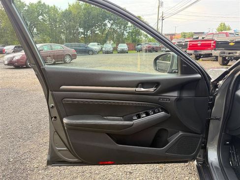 Used 2020 Nissan Altima 2.0 Platinum FWD image 12