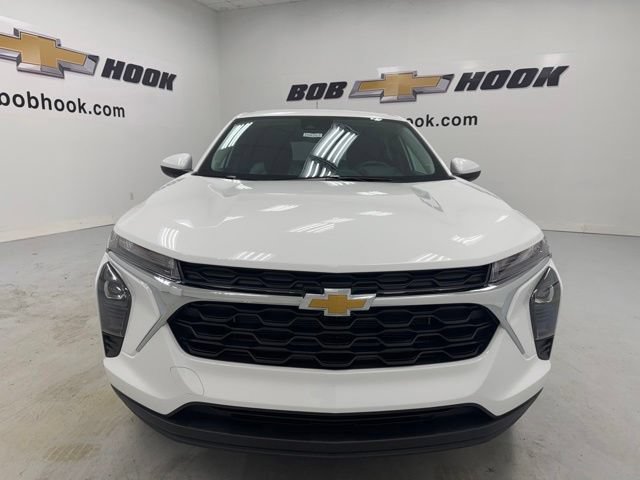 New 2026 Chevrolet Trax LS w/ LS Convenience Package FWD image 2