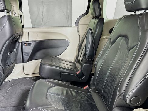 Used 2022 Chrysler Pacifica Touring-L FWD image 11