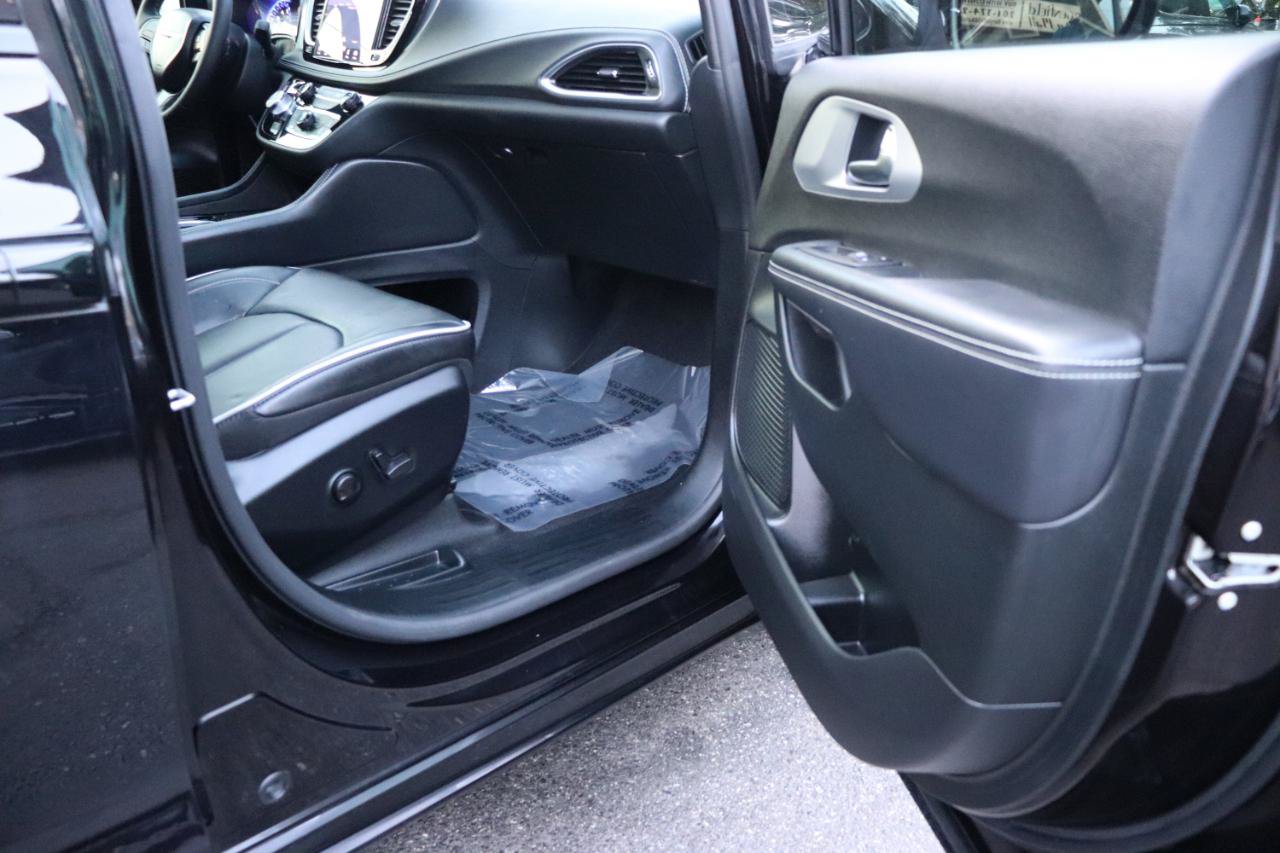 Used 2025 Chrysler Pacifica Limited FWD image 17