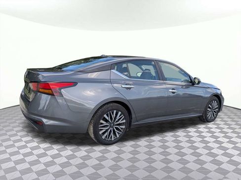 Used 2025 Nissan Altima 2.5 SV FWD image 3