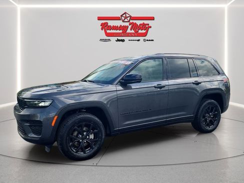 Used 2025 Jeep Grand Cherokee Altitude image 1
