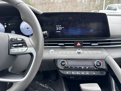 Used 2025 Hyundai Elantra SEL image 20