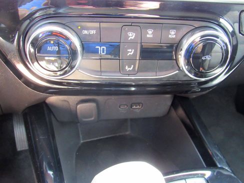 Used 2025 Chevrolet Trax LT FWD image 25