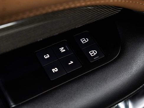 Used 2023 Land Rover Discovery Metropolitan Edition AWD/4WD image 48