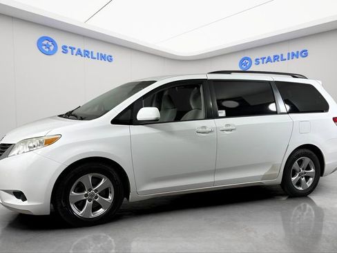 Used 2013 Toyota Sienna LE FWD image 2