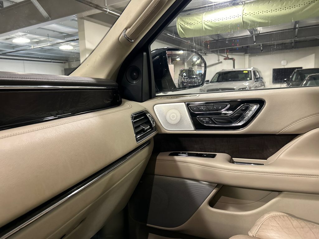 Used 2021 Lincoln Navigator Reserve w/ Luxury Package AWD/4WD image 19