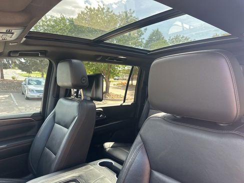 Used 2021 Chevrolet Suburban Z71 w/ Z71 Signature Package AWD/4WD image 17