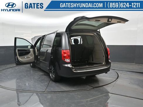 Used 2016 Dodge Grand Caravan SE image 45