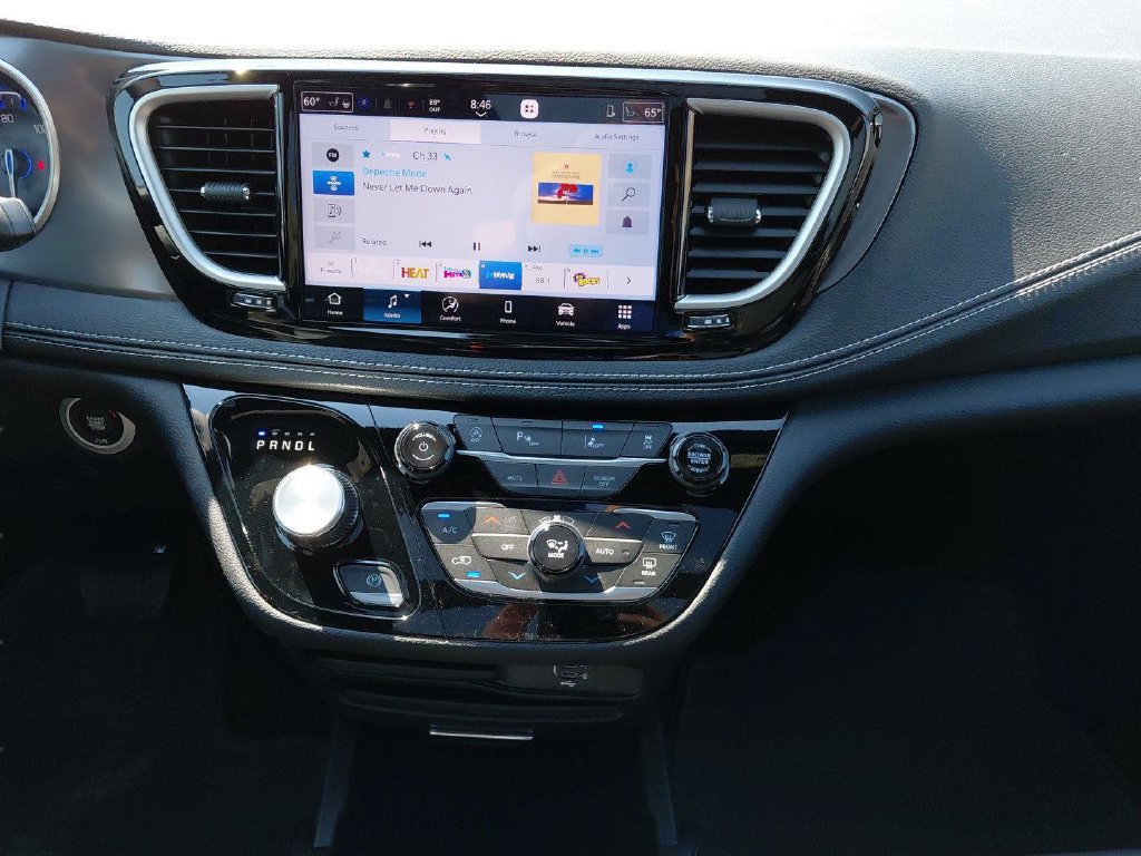 New 2026 Chrysler Pacifica Select AWD/4WD image 2