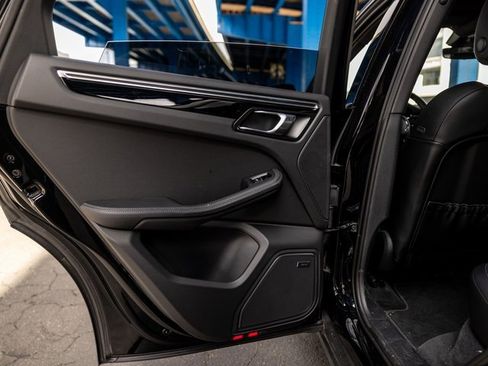 Certified 2025 Porsche Macan image 30