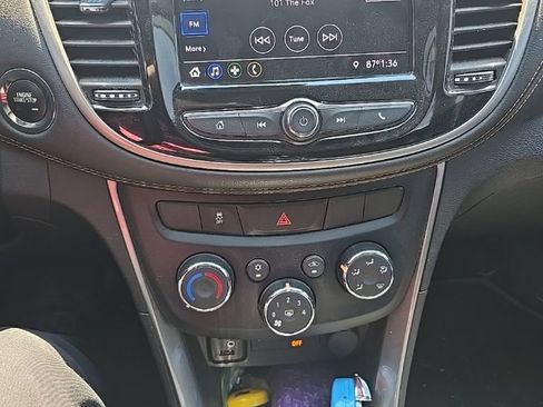 Used 2020 Chevrolet Trax LT w/ LT Convenience Package FWD image 9