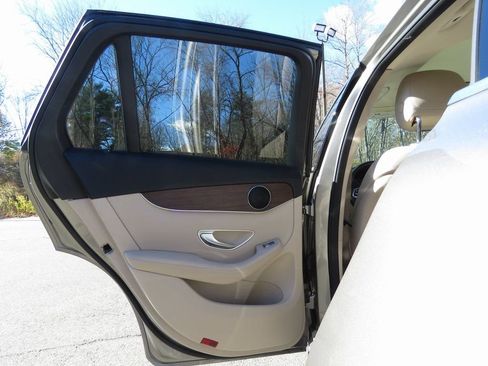 Used 2021 Mercedes-Benz GLC 300 4MATIC image 20