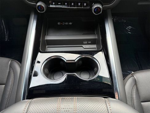 Certified 2025 Chevrolet Suburban High Country image 15