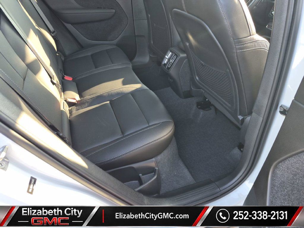 Used 2024 Volvo XC40 B5 Plus AWD/4WD image 8