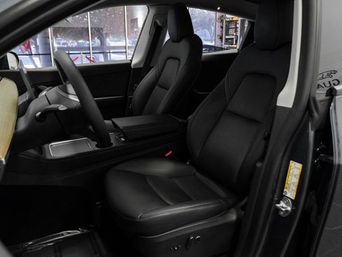 Used 2022 Tesla Model Y Long Range image 34