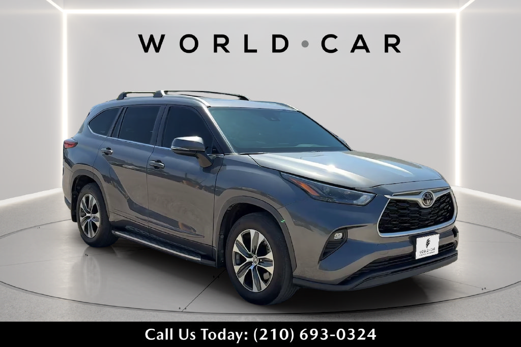 Used 2022 Toyota Highlander XLE FWD image 1