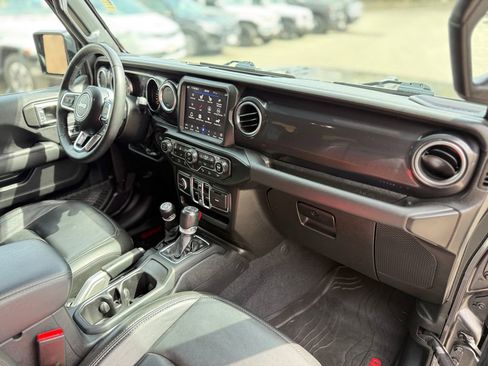 Used 2022 Jeep Wrangler Unlimited Sahara AWD/4WD image 23