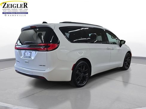 Certified 2025 Chrysler Pacifica Limited FWD image 5