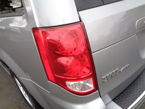 Used 2013 Dodge Grand Caravan SXT image 12