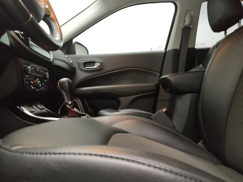 Used 2019 Jeep Compass Latitude FWD image 17