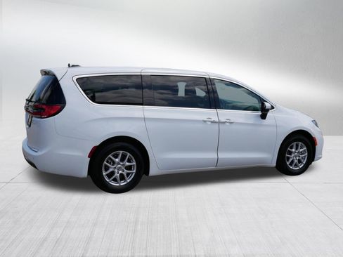 Used 2023 Chrysler Pacifica Touring-L FWD image 7