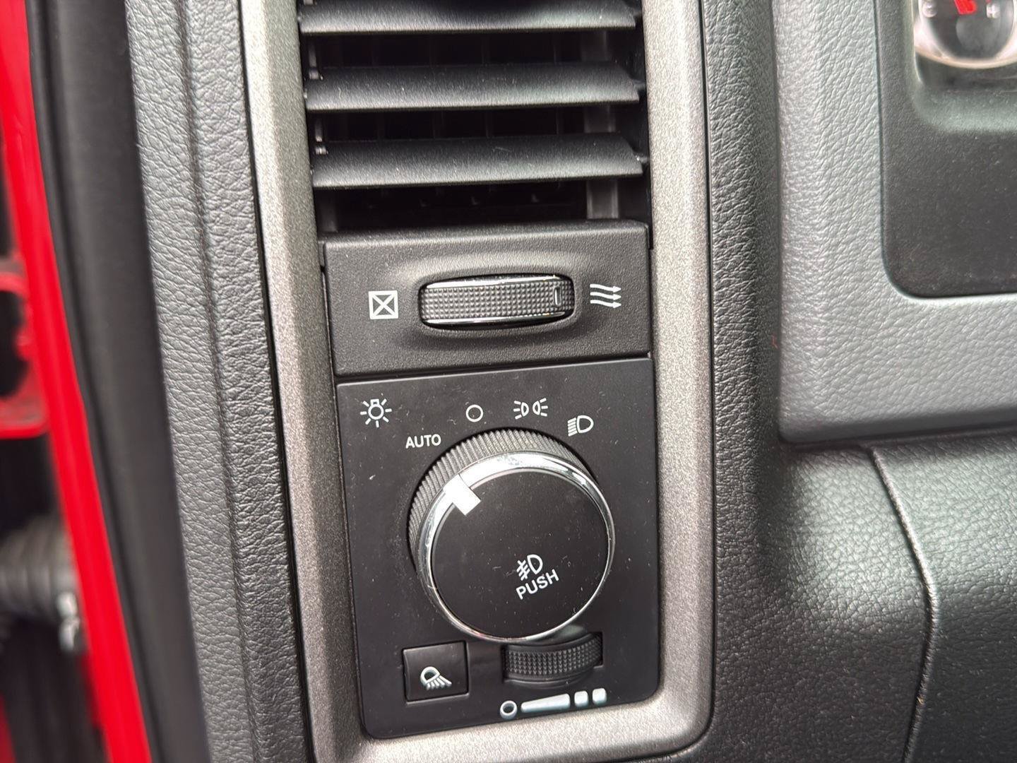 Used 2018 RAM 1500 Express AWD/4WD image 11