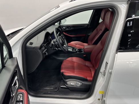 Certified 2025 Porsche Macan AWD/4WD image 17