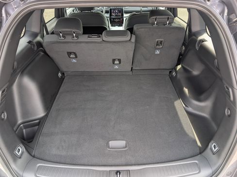 Used 2025 Jeep Grand Cherokee Laredo RWD image 14