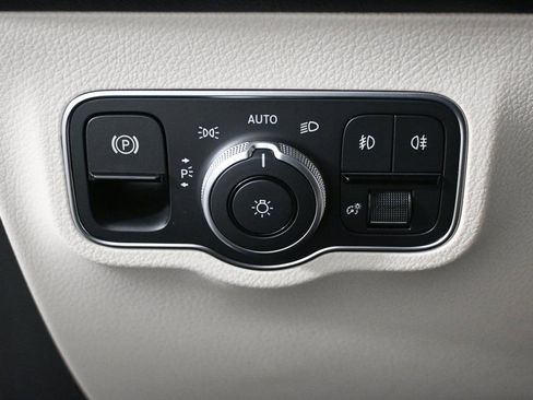 Certified 2025 Mercedes-Benz GLB 250 image 9